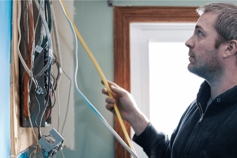 15 Signs You Need to Call an Electrician